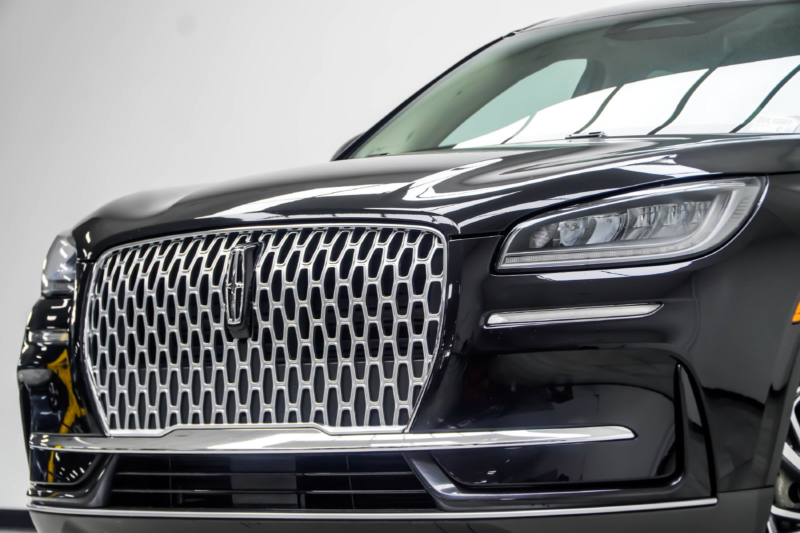 Used 2025 Lincoln Corsair AWD image 2