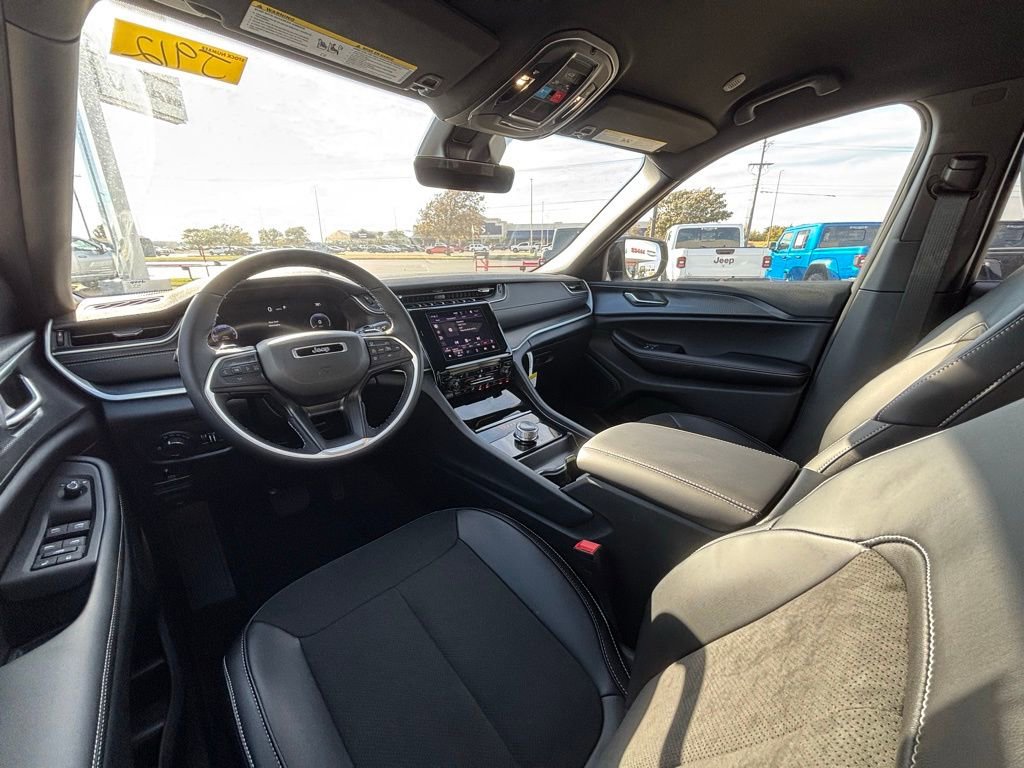 New 2025 Jeep Grand Cherokee Altitude image 11