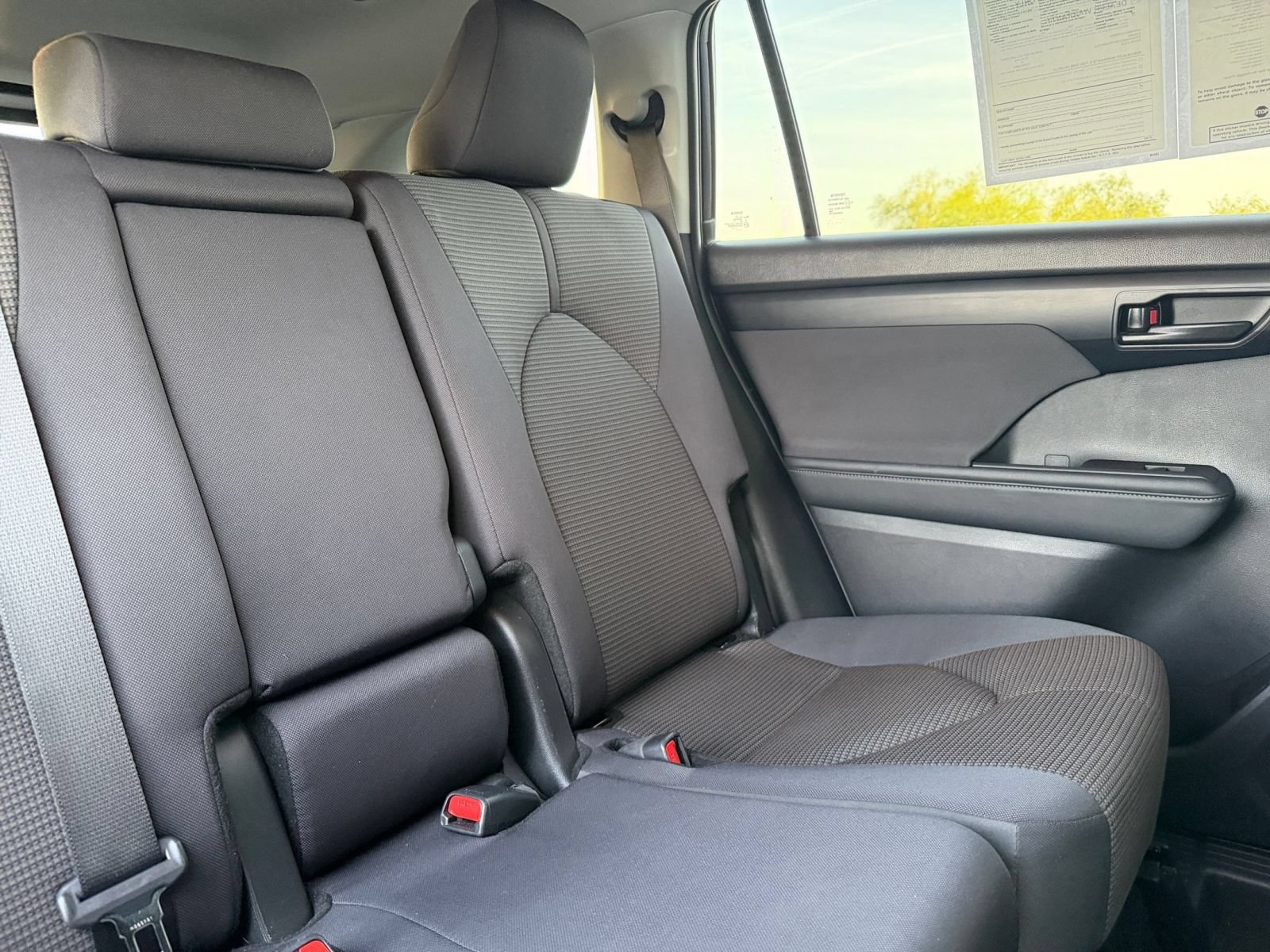 Used 2025 Toyota Highlander LE FWD image 39