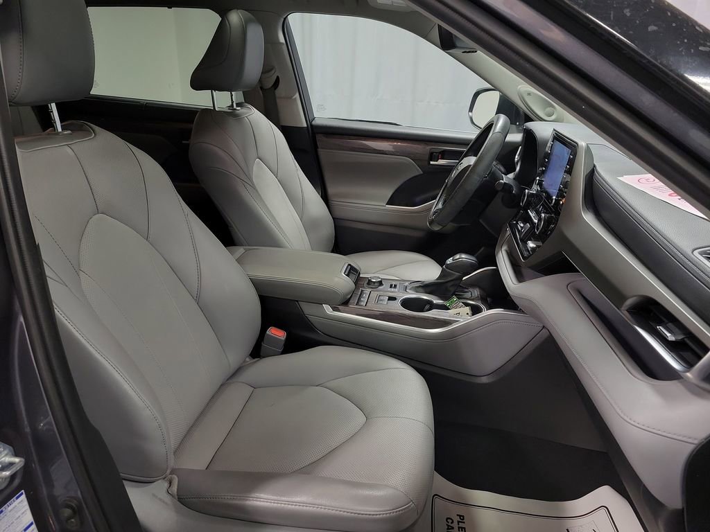 Used 2021 Toyota Highlander Limited image 29