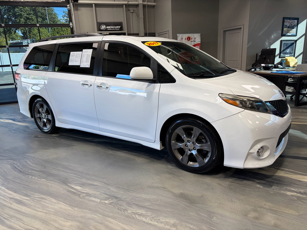 Used 2017 Toyota Sienna SE FWD image 30
