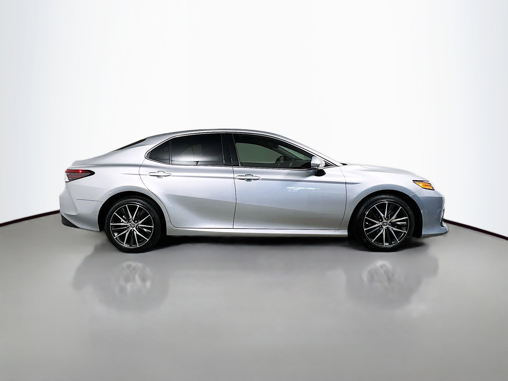 Used 2024 Toyota Camry XLE w/ Navigation Package image 3