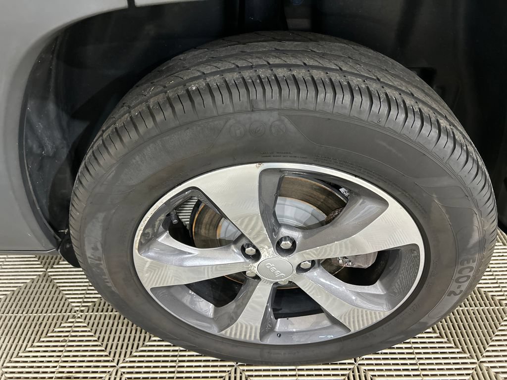 Used 2019 Jeep Cherokee Limited AWD/4WD image 10