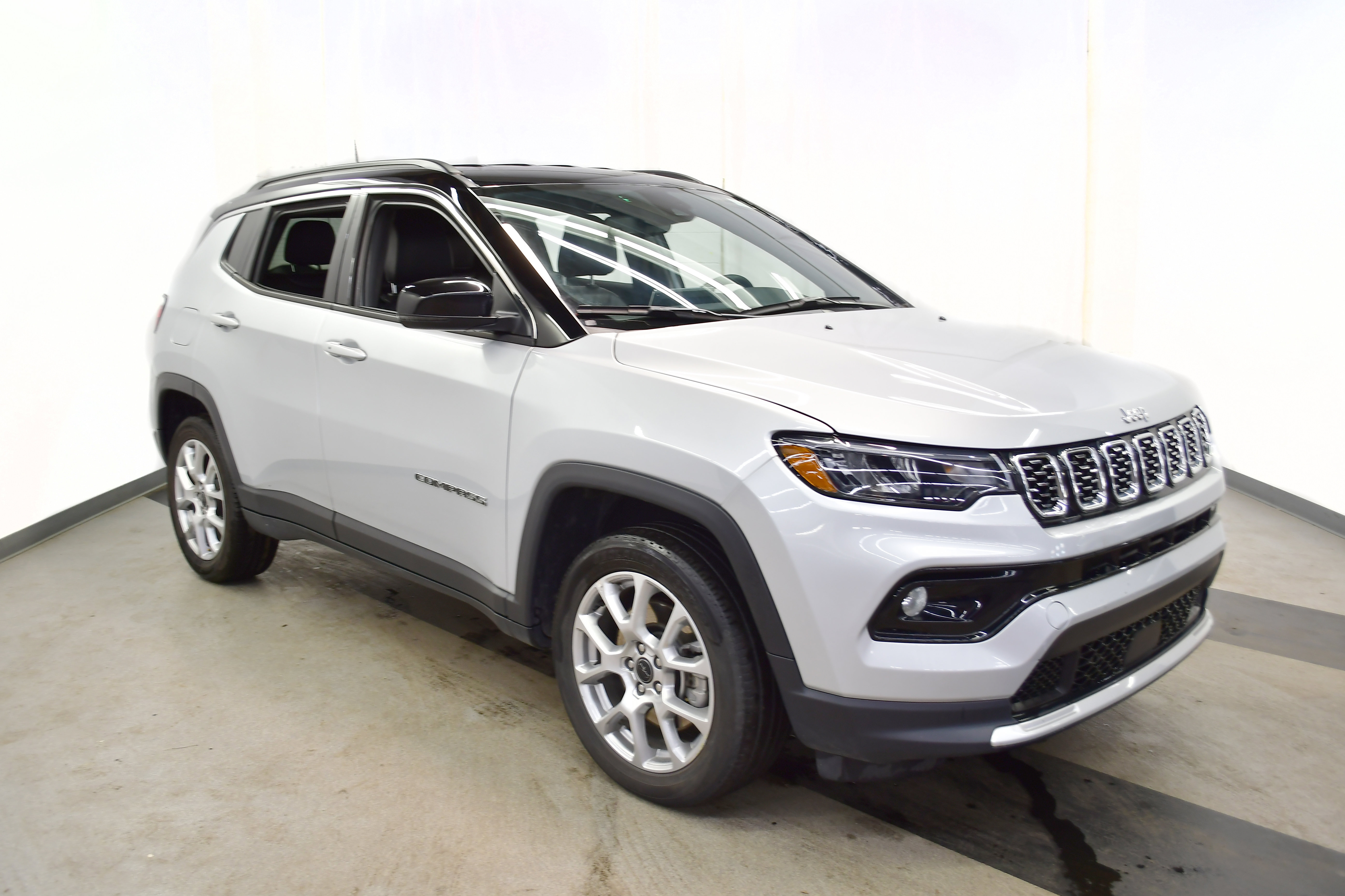 Used 2025 Jeep Compass Limited image 2