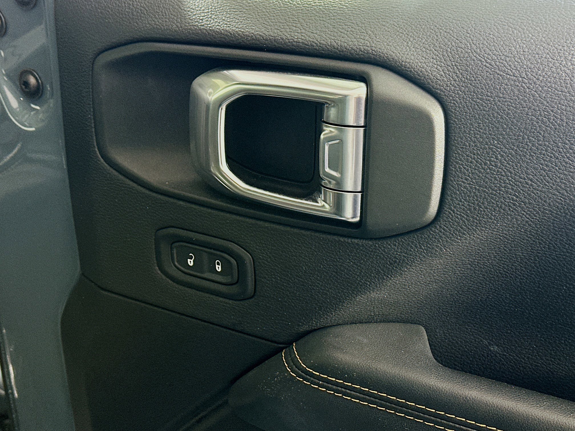 Used 2025 Jeep Wrangler Sahara image 29