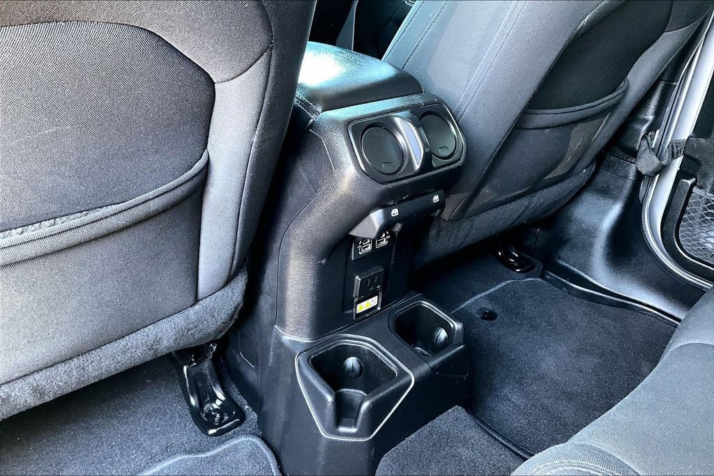 Used 2018 Jeep Wrangler Unlimited Sahara AWD/4WD image 10