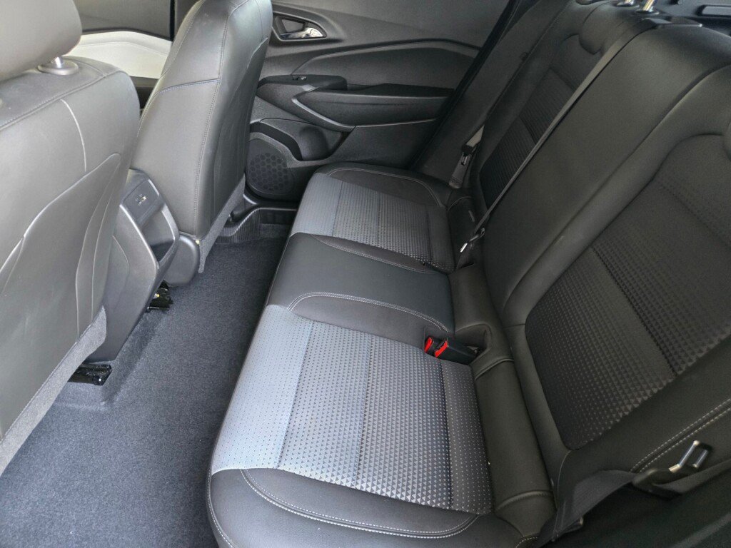 Used 2025 Chevrolet Trax LT FWD image 15