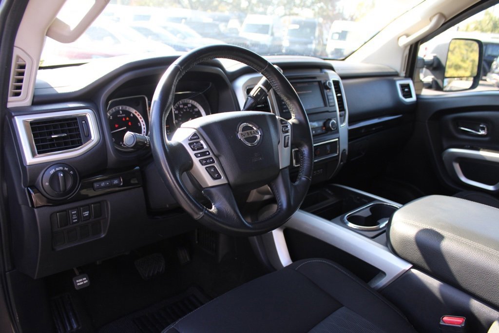 Used 2019 Nissan Titan SV w/ SV Convenience Package image 4