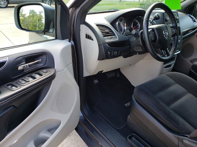 Used 2016 Dodge Grand Caravan SE FWD image 10