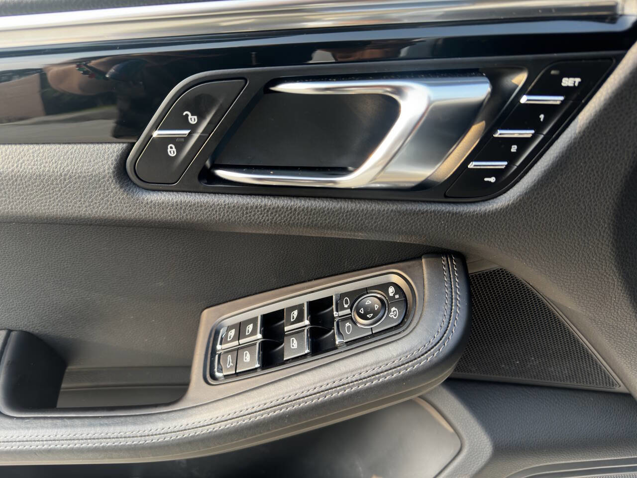 Used 2016 Porsche Macan S image 22