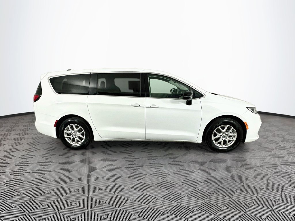 Certified 2024 Chrysler Pacifica Touring-L FWD image 13
