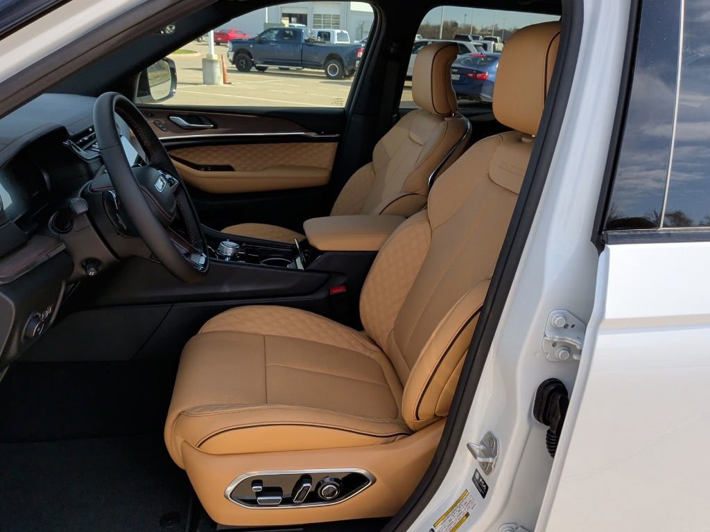 New 2025 Jeep Grand Cherokee Summit image 13