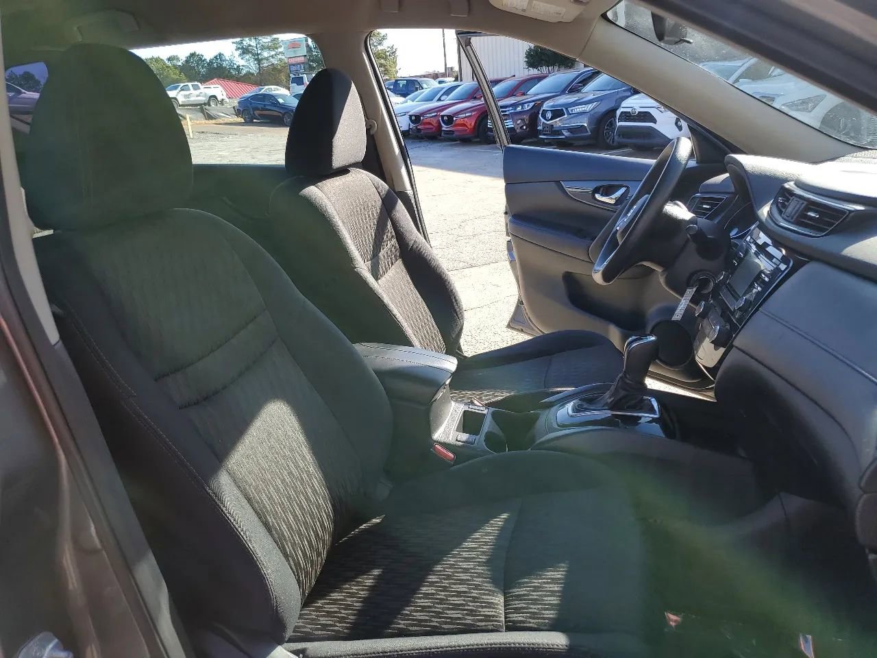 Used 2017 Nissan Rogue SV FWD image 18