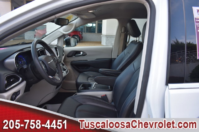 Used 2024 Chrysler Pacifica Touring-L FWD image 23
