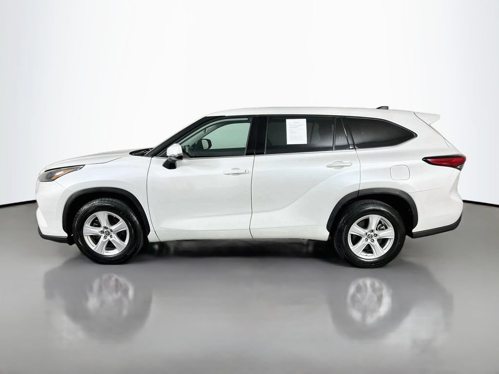 Used 2022 Toyota Highlander LE FWD image 5