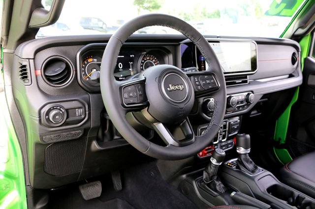 Used 2025 Jeep Wrangler Unlimited Rubicon AWD/4WD image 9