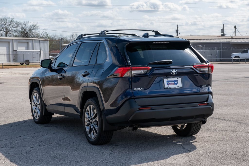 Used 2021 Toyota RAV4 XLE Premium image 5