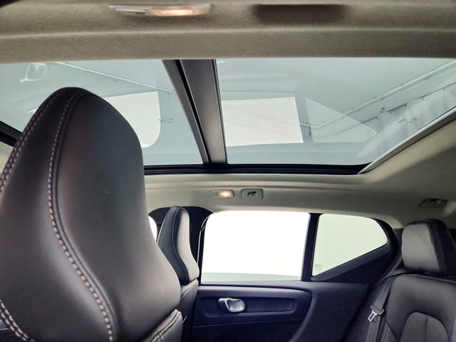 Certified 2023 Volvo XC40 B5 Plus w/ Protection Package Premier image 18