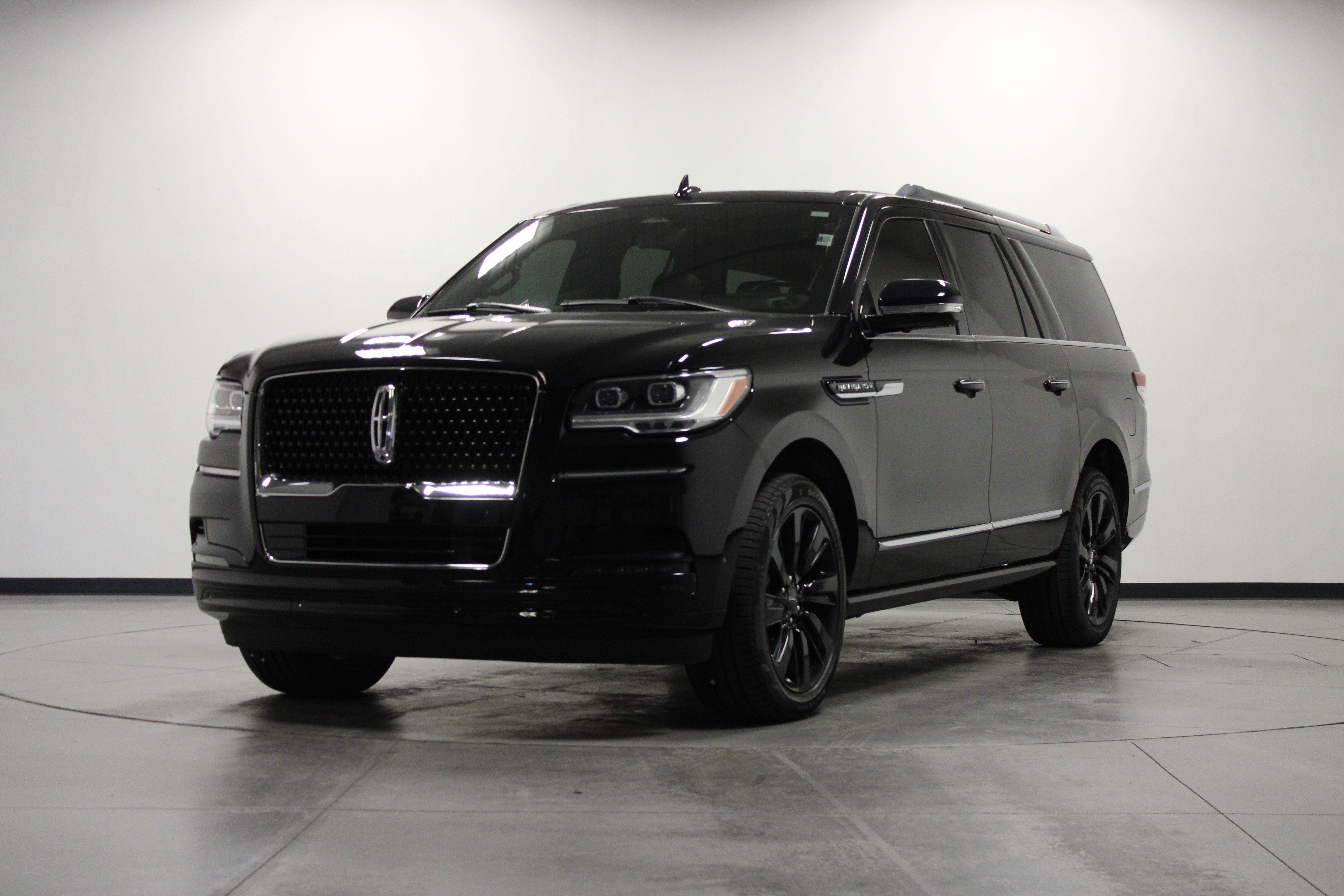Used 2024 Lincoln Navigator L Reserve w/ Monochromatic Package AWD/4WD image 8