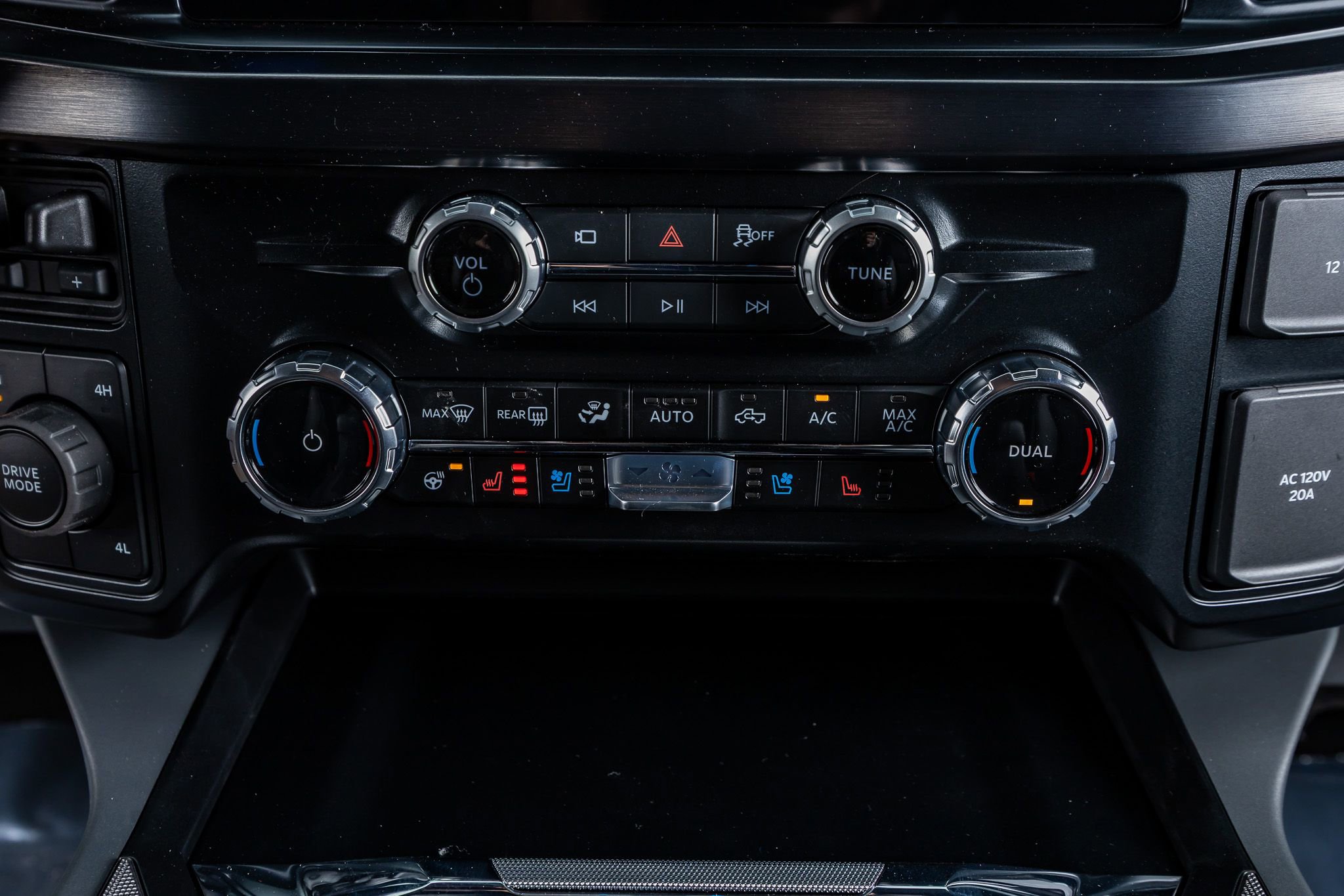 Used 2026 Ford F350 Lariat w/ Lariat Premium Package image 26