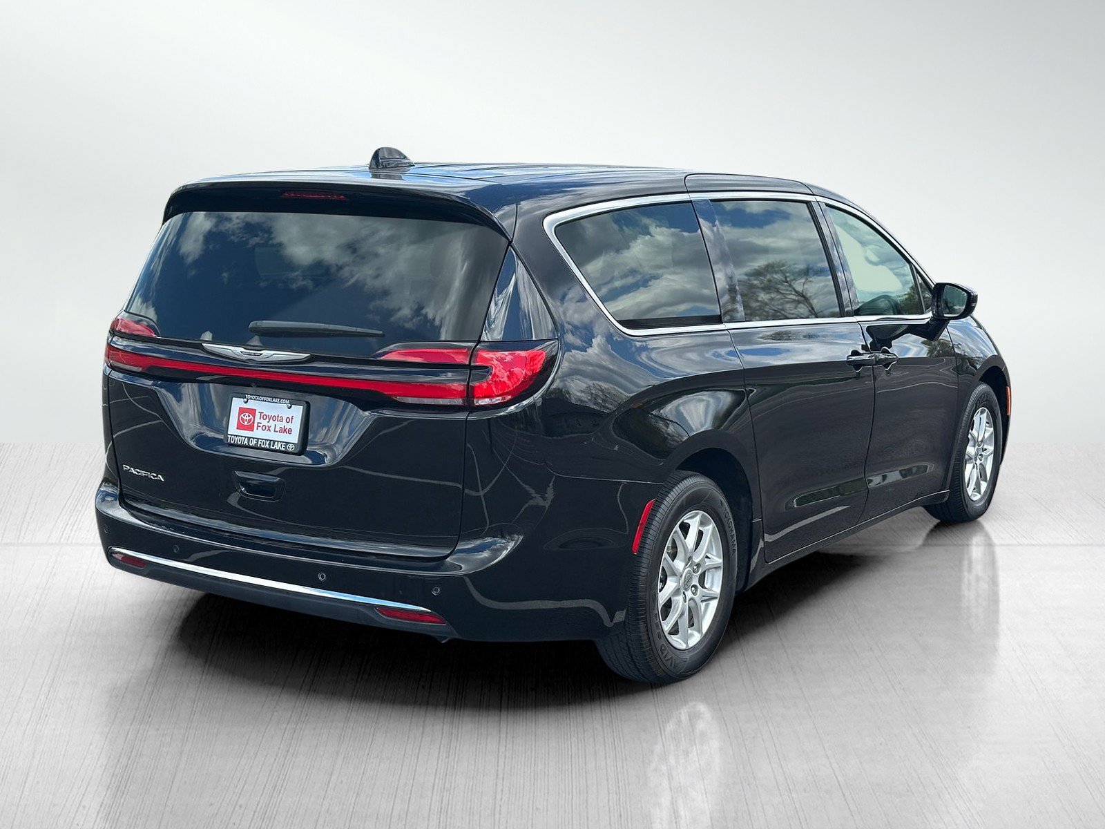 Used 2024 Chrysler Pacifica Touring FWD image 7