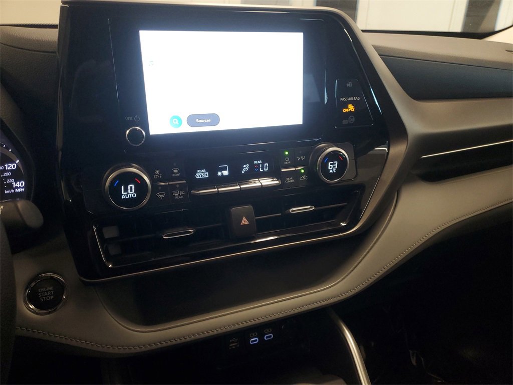Used 2023 Toyota Highlander L image 25