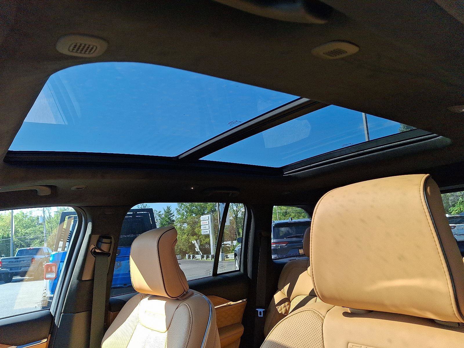 New 2025 Jeep Grand Cherokee Summit image 9