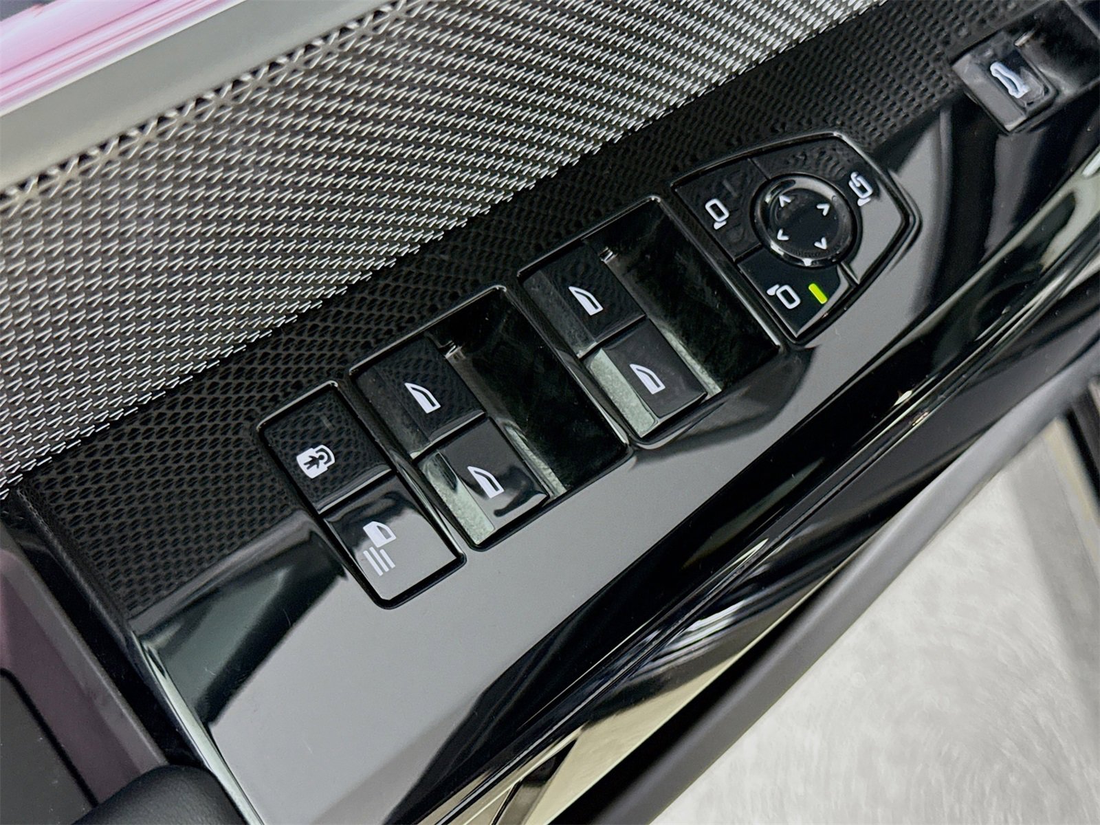 Certified 2023 BMW 760i xDrive w/ Executive Package image 18