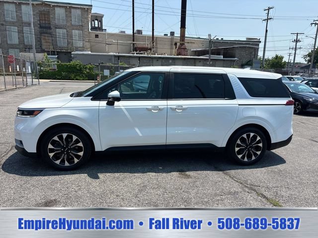 Used 2024 Kia Carnival EX FWD image 2