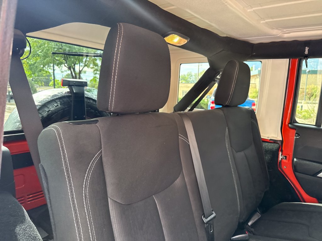Used 2015 Jeep Wrangler Unlimited Rubicon w/ Connectivity Group AWD/4WD image 26