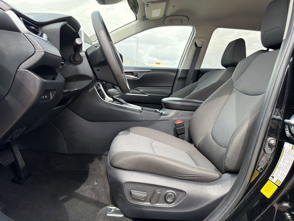 Used 2025 Toyota RAV4 XLE FWD image 27