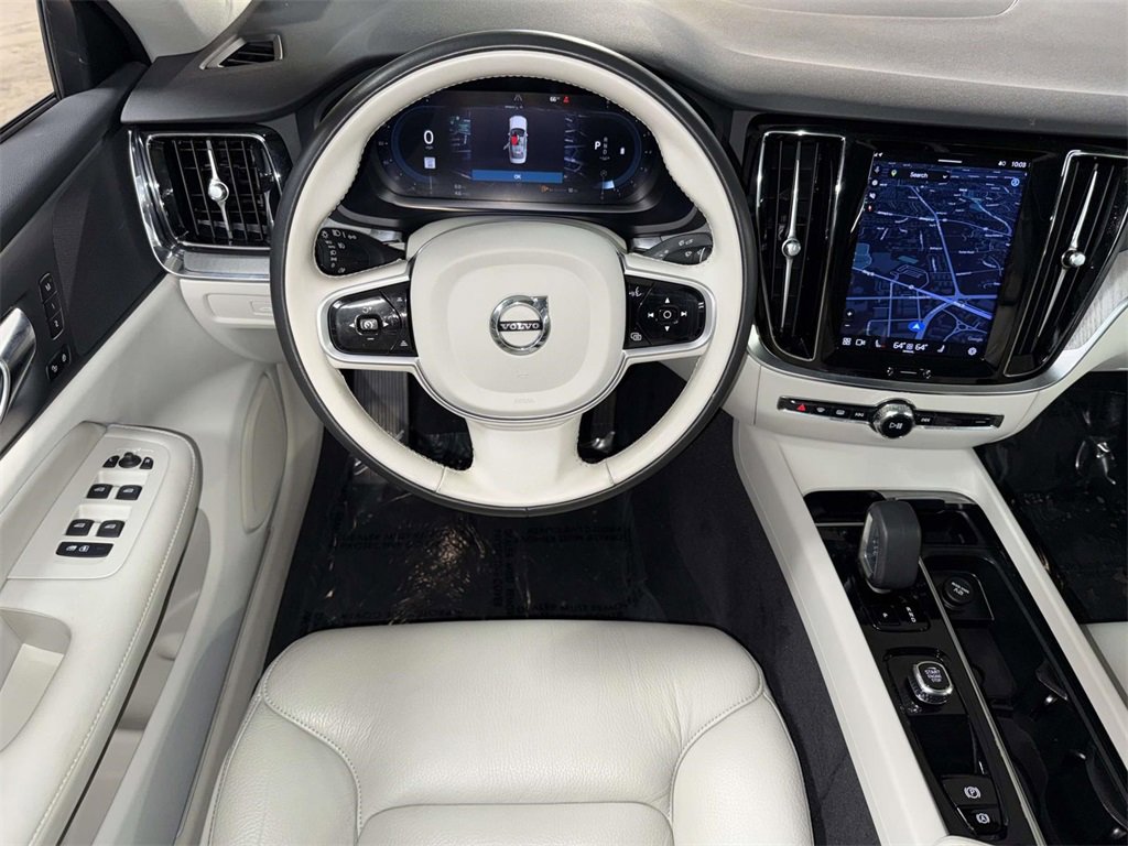 Used 2023 Volvo S60 B5 Plus image 4