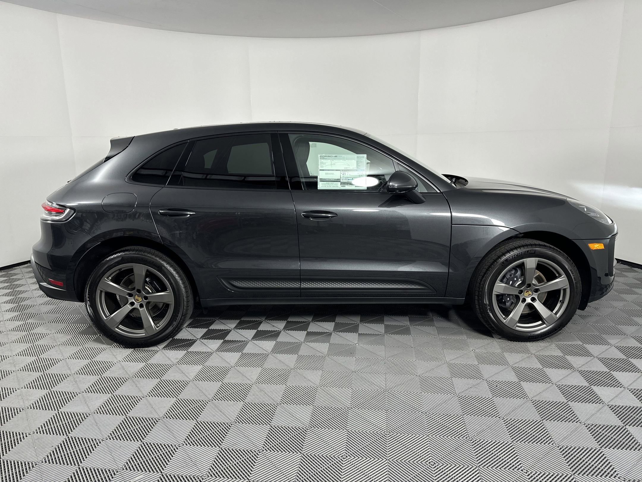 Certified 2025 Porsche Macan image 8