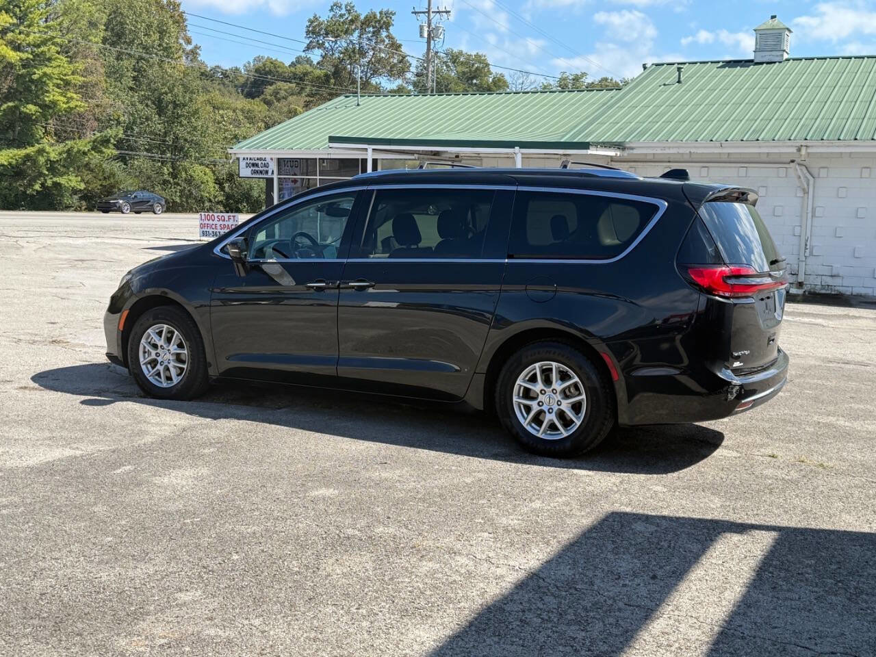 Used 2021 Chrysler Pacifica Touring-L image 32