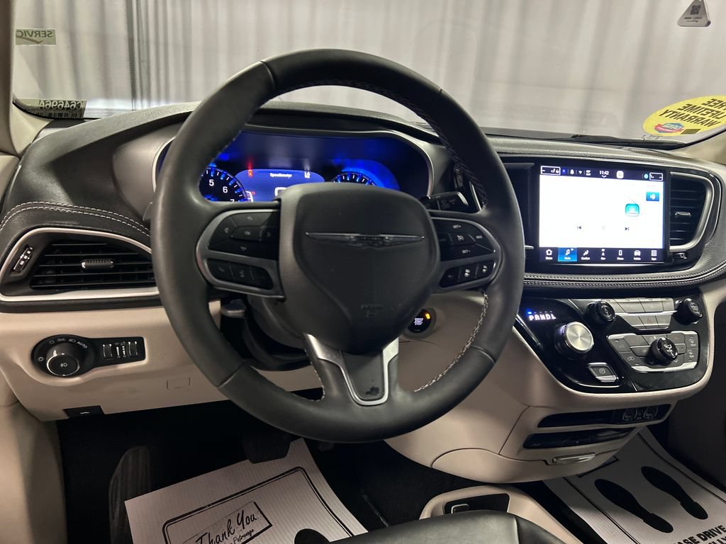 Used 2024 Chrysler Pacifica Touring-L w/ Uconnect Theater Family Group FWD image 15