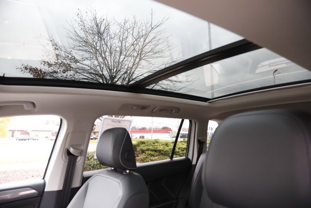 Used 2023 Volkswagen Tiguan SE w/ Panoramic Sunroof Package image 13