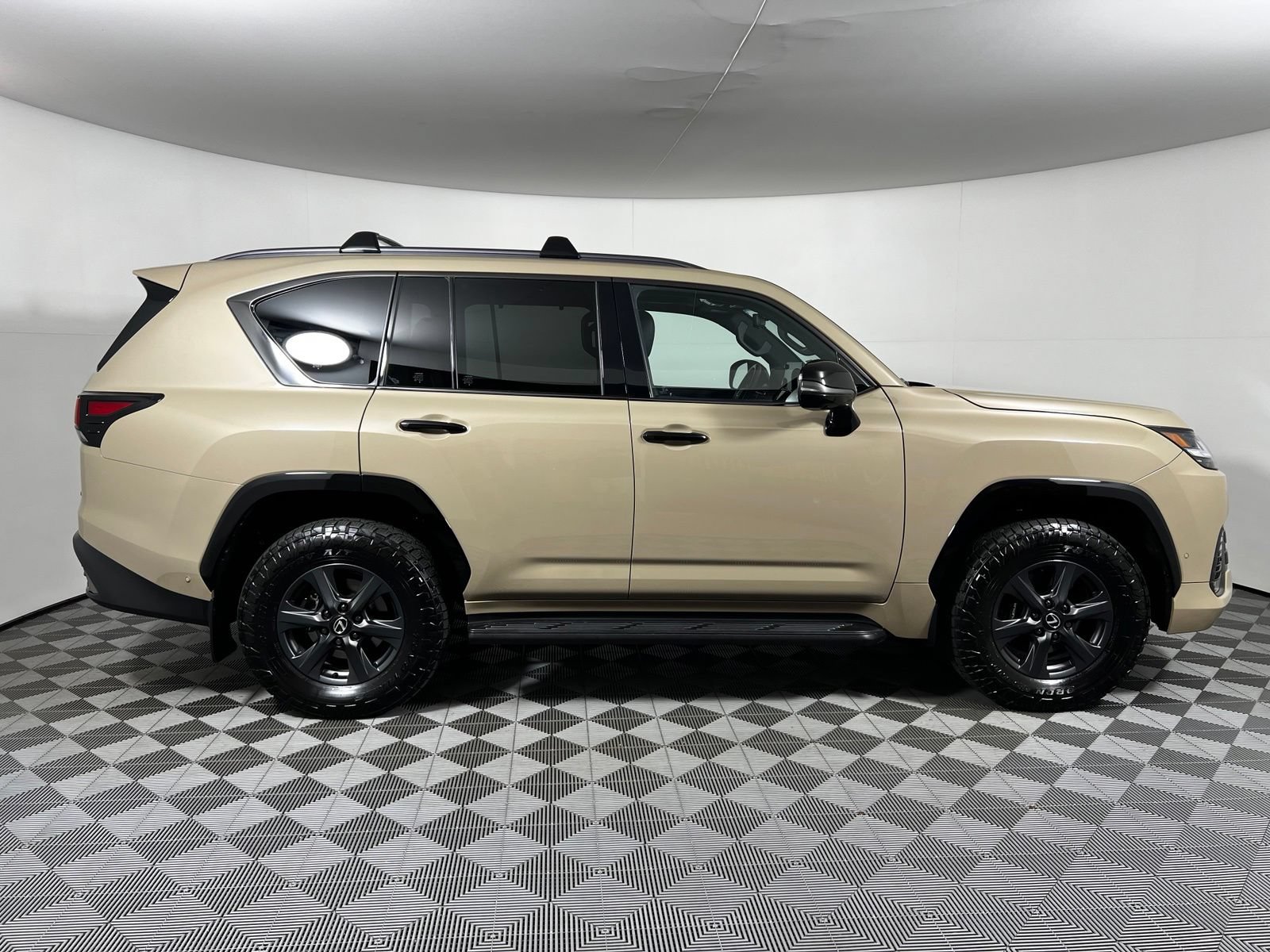 Used 2025 Lexus LX 700h Overtrail AWD/4WD image 4