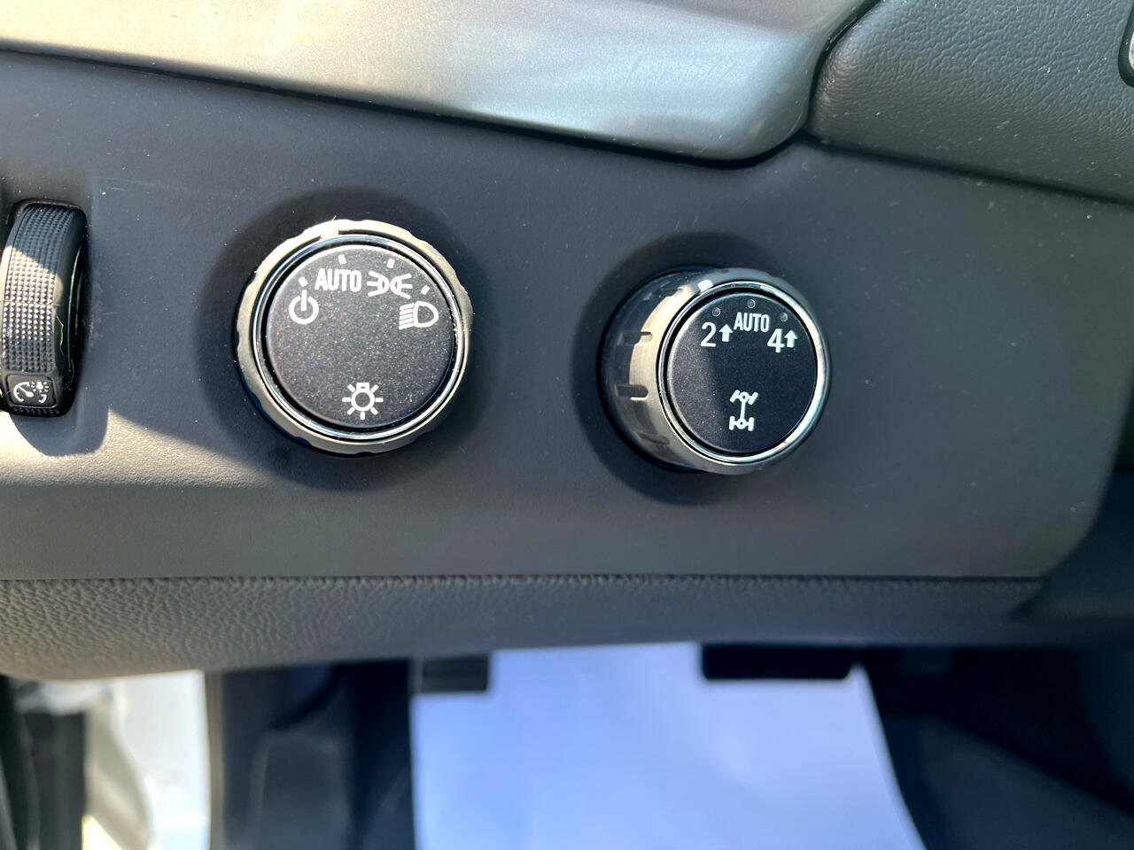 Used 2018 Chevrolet Suburban LT image 12