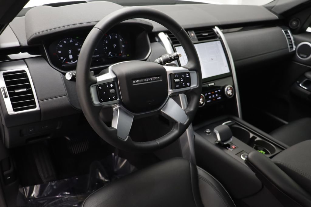 Used 2025 Land Rover Discovery S image 6