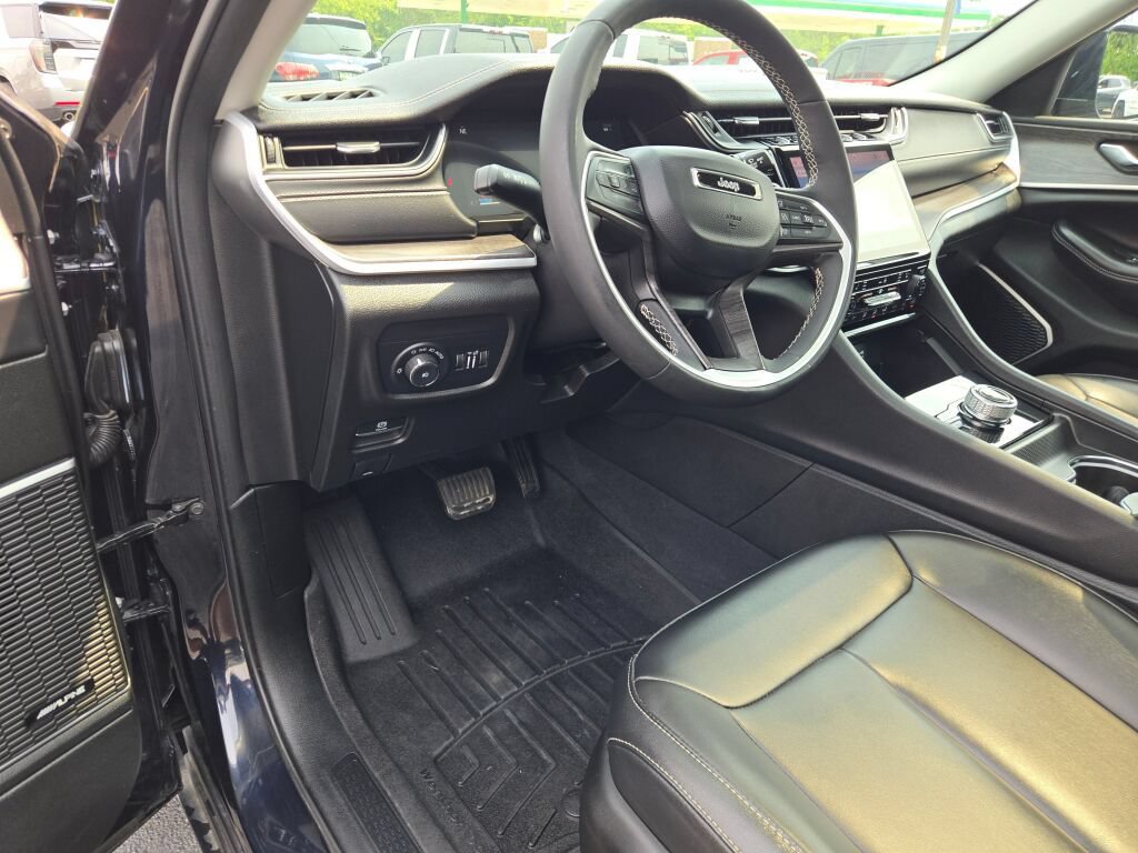 Used 2024 Jeep Grand Cherokee L Limited w/ Black Appearance Package AWD/4WD image 25