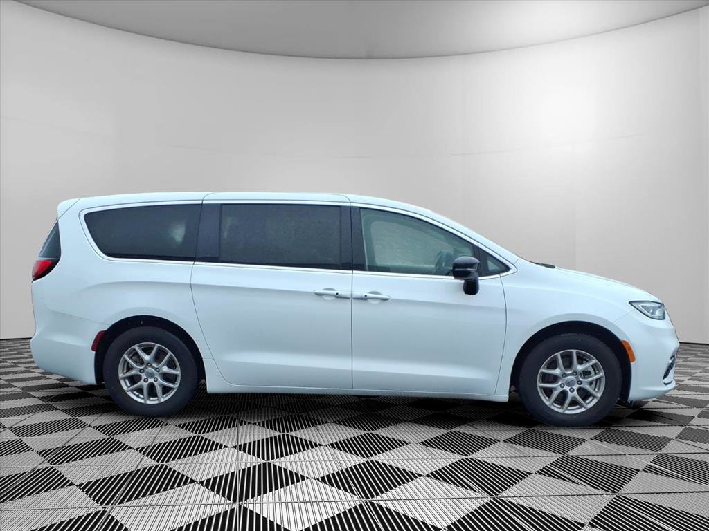 Used 2024 Chrysler Pacifica Touring-L image 9