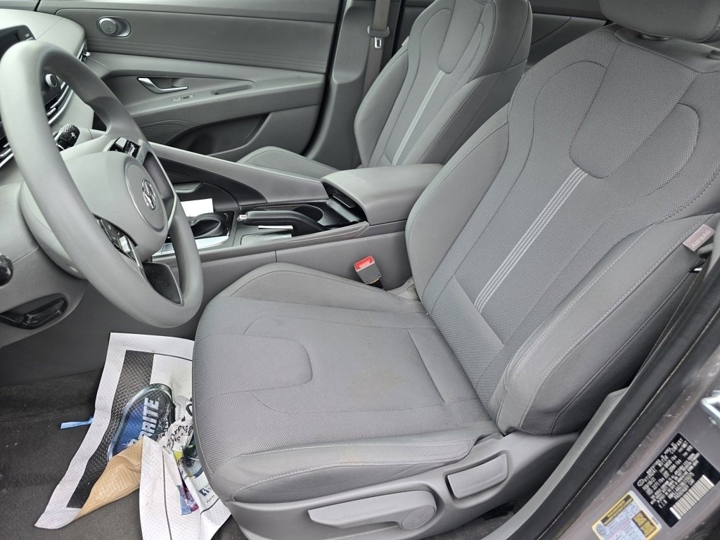 Used 2021 Hyundai Elantra SE image 16