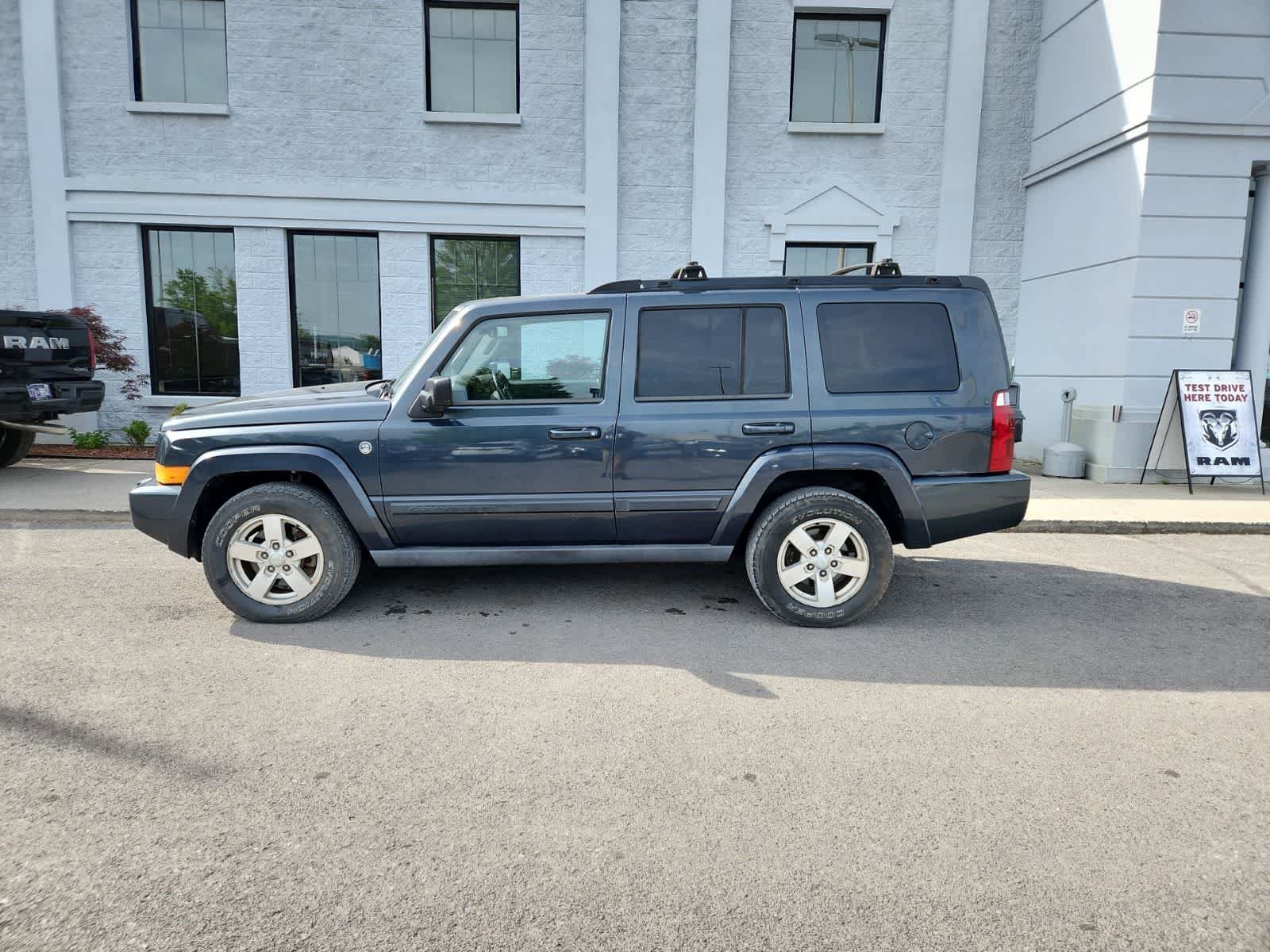 Used 2007 Jeep Commander Sport AWD/4WD image 2
