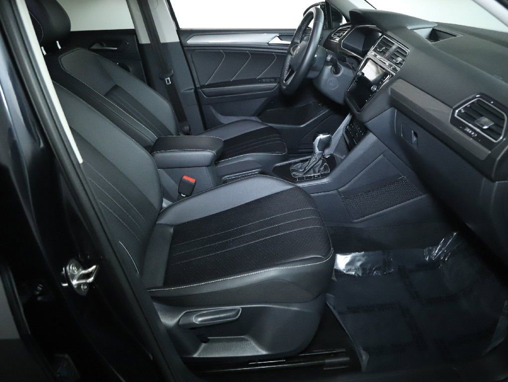 Used 2024 Volkswagen Tiguan SE image 36