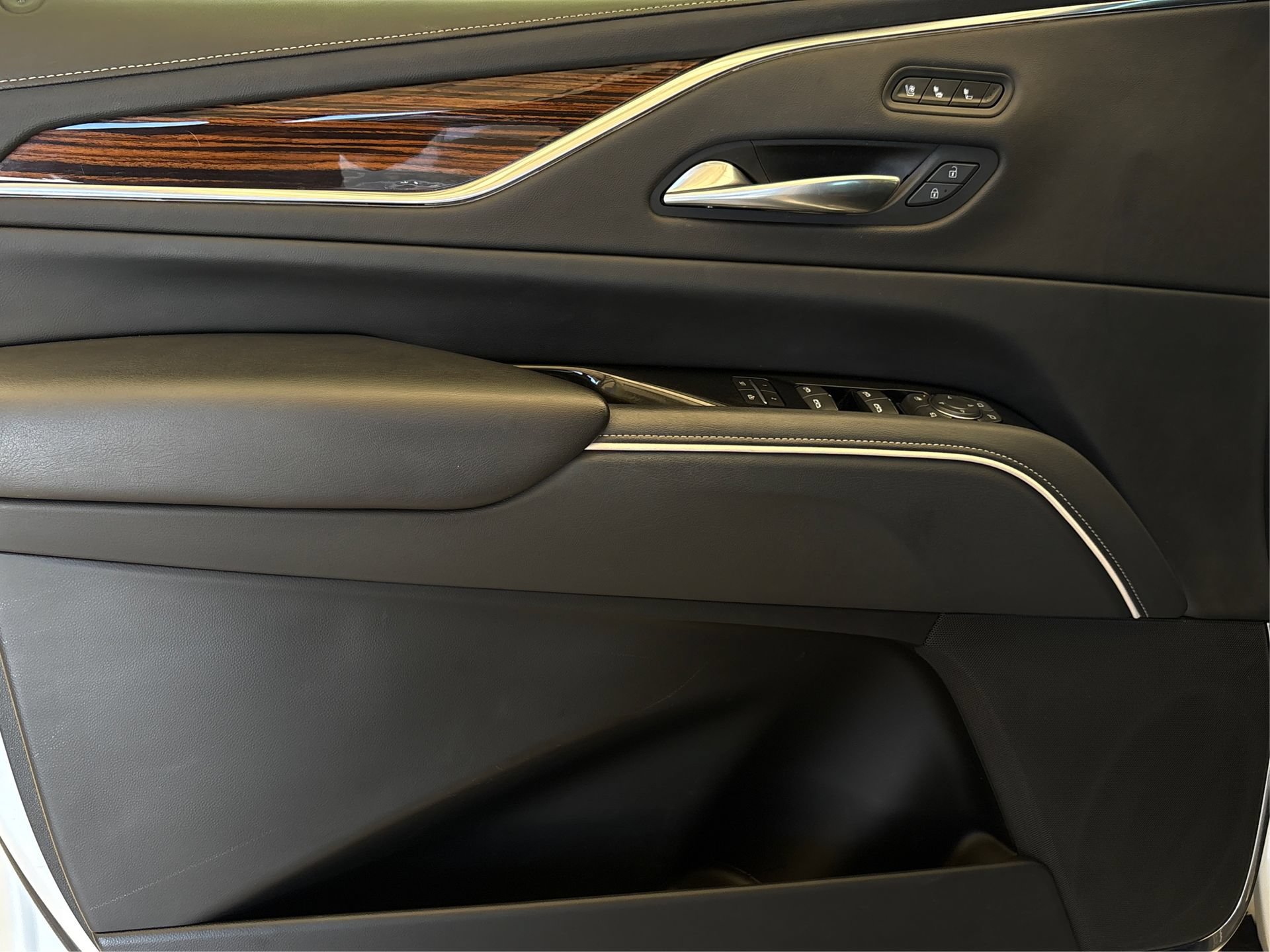 Certified 2022 Cadillac Escalade Premium Luxury w/ Performance Package AWD/4WD image 21