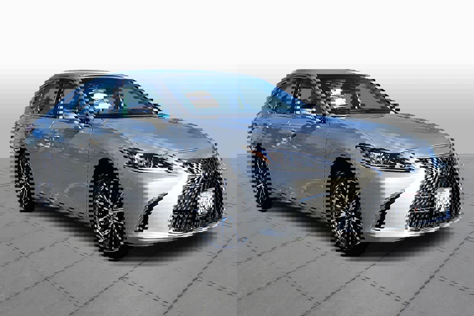 Used 2023 Lexus ES 300h w/ Premium Package image 2