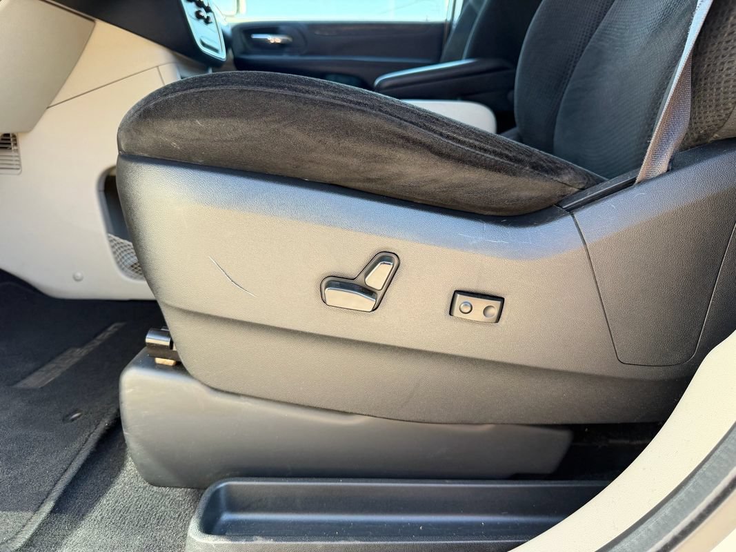 Used 2016 Dodge Grand Caravan SXT w/ UConnect Hands-Free Group FWD image 26