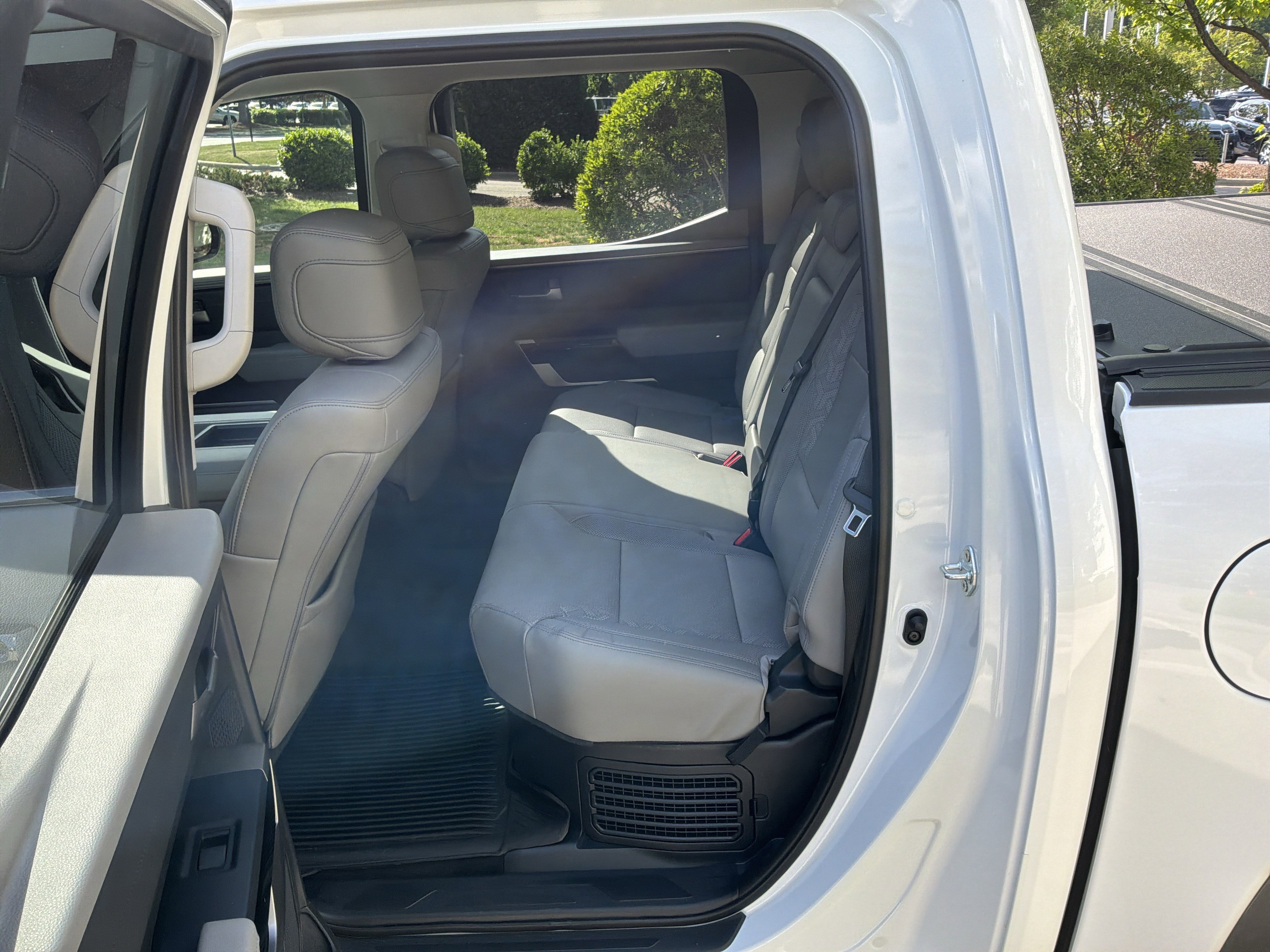 Used 2024 Toyota Tundra Limited AWD/4WD image 31