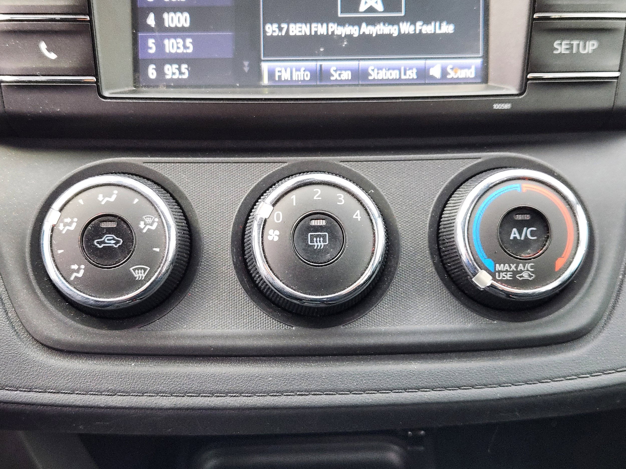Used 2018 Toyota RAV4 LE w/ All Weather Liner Package AWD/4WD image 20