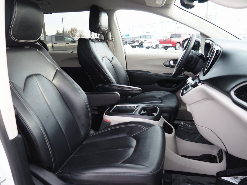 Used 2024 Chrysler Pacifica Touring-L image 9